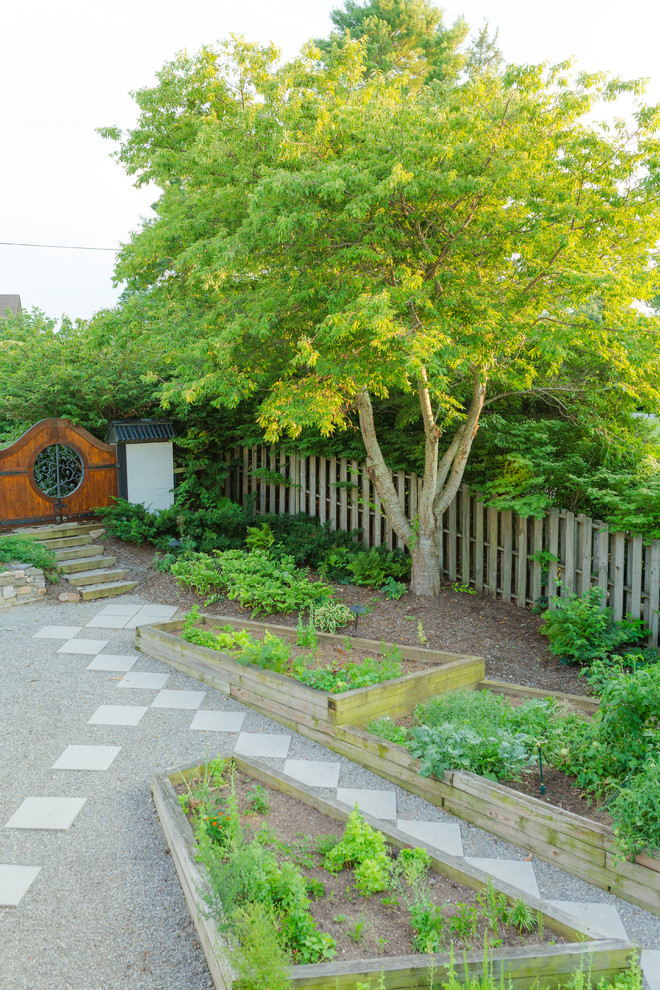 Foto de jardín actual de tamaño medio en verano en patio trasero con huerto, exposición total al sol y adoquines de hormigón