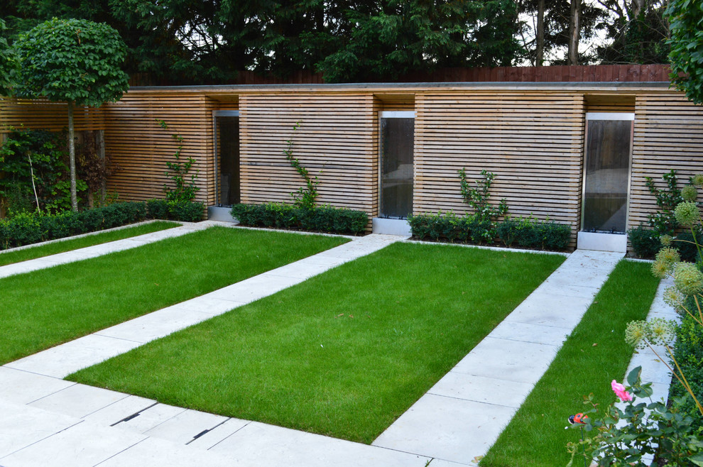 Inspiration for a contemporary garden in West Midlands.