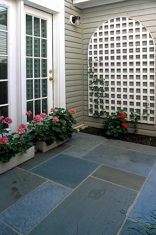 Idee per un piccolo giardino tradizionale esposto a mezz'ombra davanti casa in estate con un ingresso o sentiero e pavimentazioni in pietra naturale