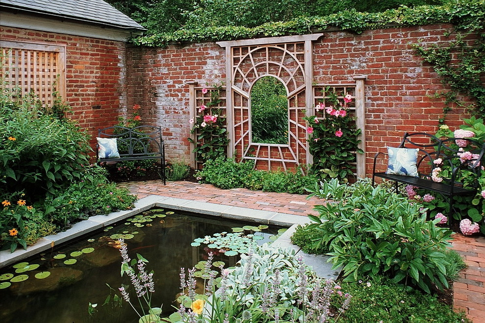 Foto di un piccolo giardino tradizionale esposto a mezz'ombra dietro casa in estate con fontane e pavimentazioni in mattoni
