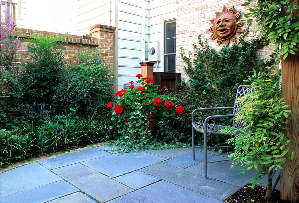 Exemple d'un jardin en pots arrière chic de taille moyenne et l'été avec une exposition partiellement ombragée et des pavés en pierre naturelle.