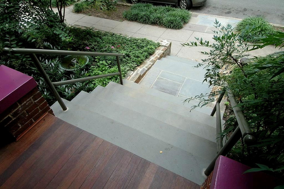 Idee per un piccolo giardino classico esposto a mezz'ombra davanti casa in estate con un ingresso o sentiero e pavimentazioni in pietra naturale