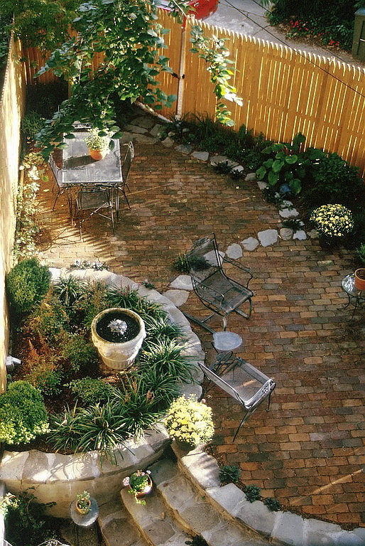 Idee per un piccolo giardino boho chic esposto a mezz'ombra dietro casa in estate con fontane e pavimentazioni in mattoni