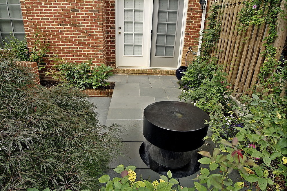 Idee per un piccolo giardino chic esposto a mezz'ombra dietro casa in estate con fontane e pavimentazioni in pietra naturale