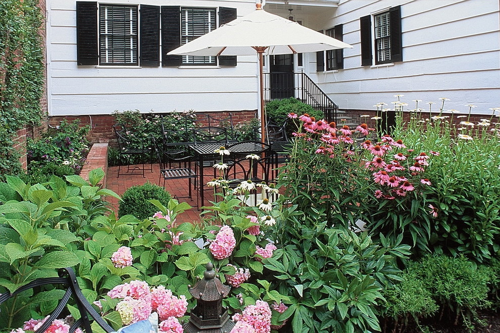Foto di un piccolo giardino classico esposto a mezz'ombra dietro casa in estate con fontane e pavimentazioni in mattoni