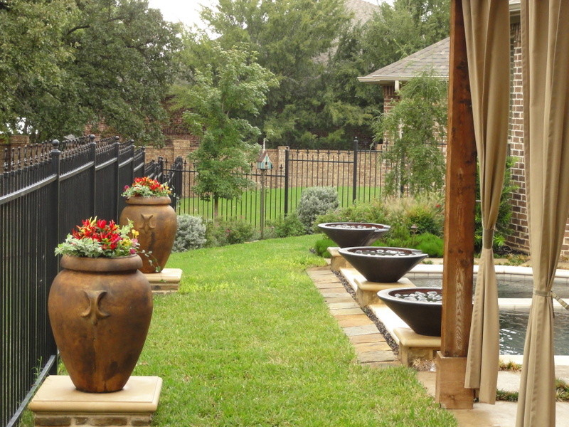 Inspiration for a classic garden in Dallas.
