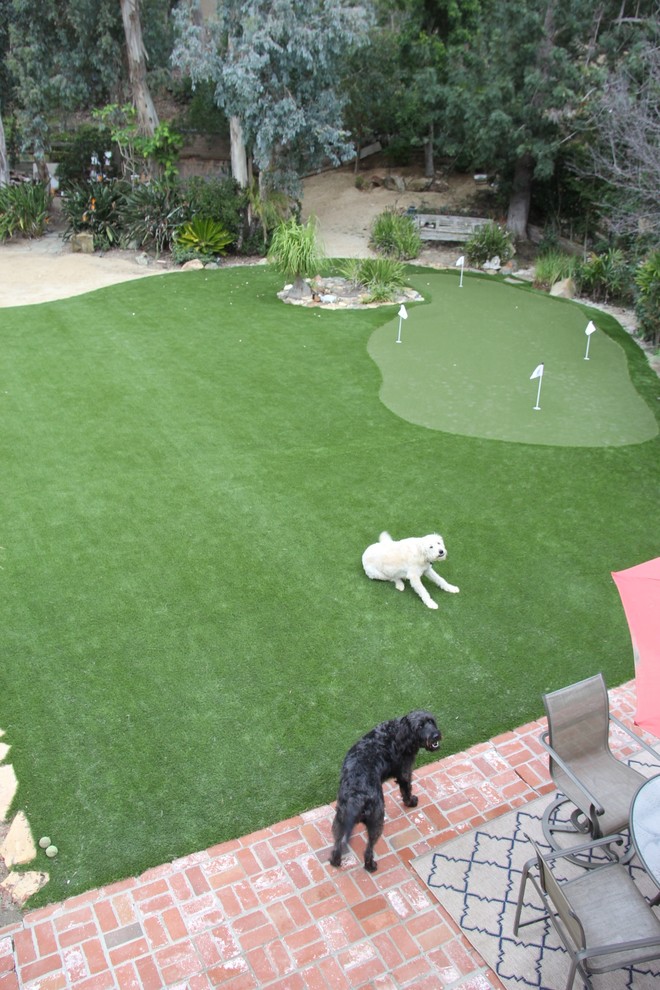 Idee per un grande giardino chic esposto in pieno sole dietro casa con pavimentazioni in mattoni
