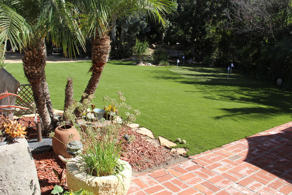 Пример оригинального дизайна: участок и сад на заднем дворе в классическом стиле с полуденной тенью и мощением клинкерной брусчаткой