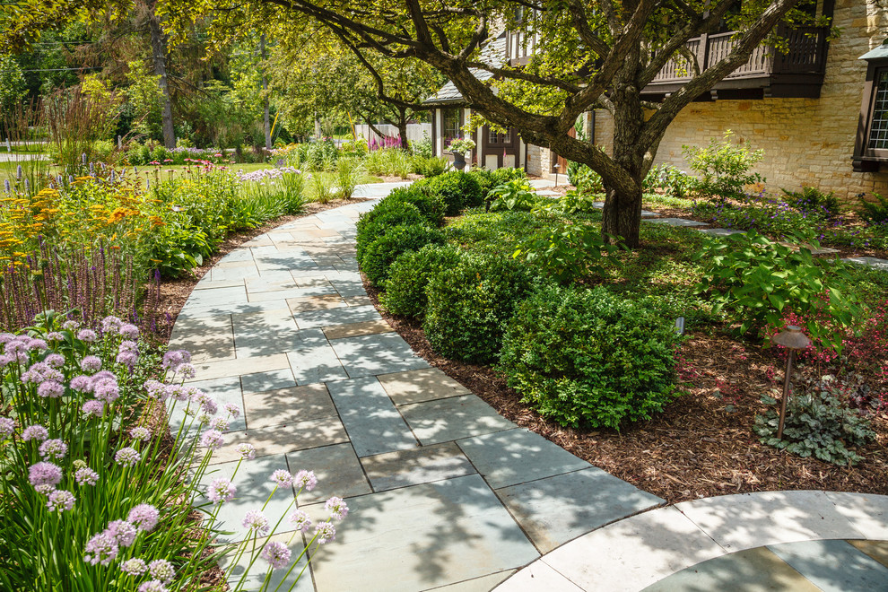 Esempio di un grande giardino tradizionale davanti casa con pavimentazioni in pietra naturale e un ingresso o sentiero