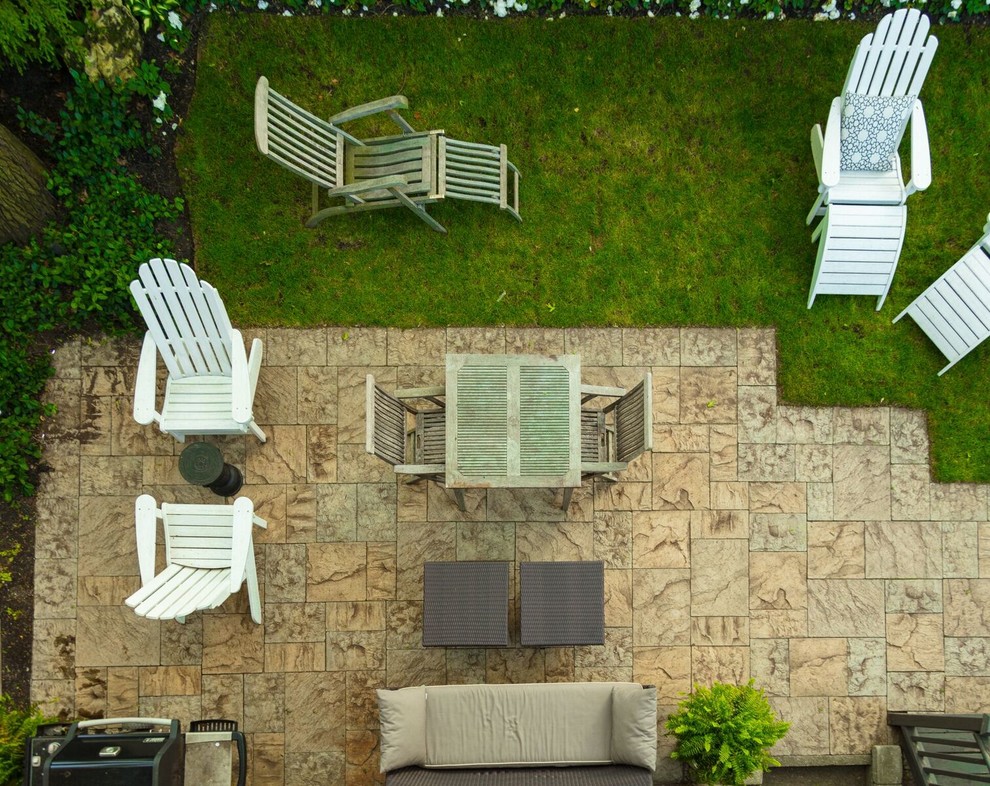 Geometrischer, Mittelgroßer, Halbschattiger Klassischer Gartenweg neben dem Haus mit Natursteinplatten in Toronto