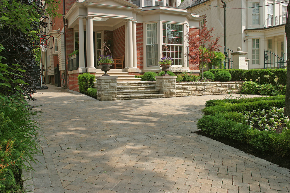 Idee per un vialetto d'ingresso classico esposto a mezz'ombra di medie dimensioni e davanti casa in primavera con pavimentazioni in pietra naturale