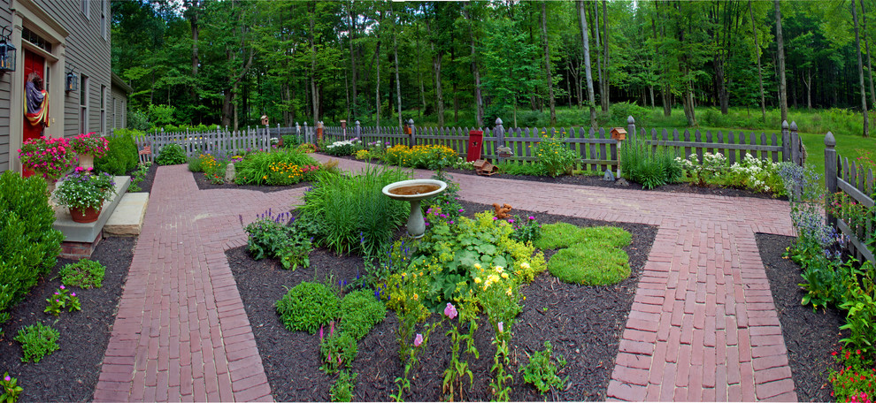 Immagine di un giardino country esposto a mezz'ombra di medie dimensioni e davanti casa con un ingresso o sentiero e pavimentazioni in mattoni