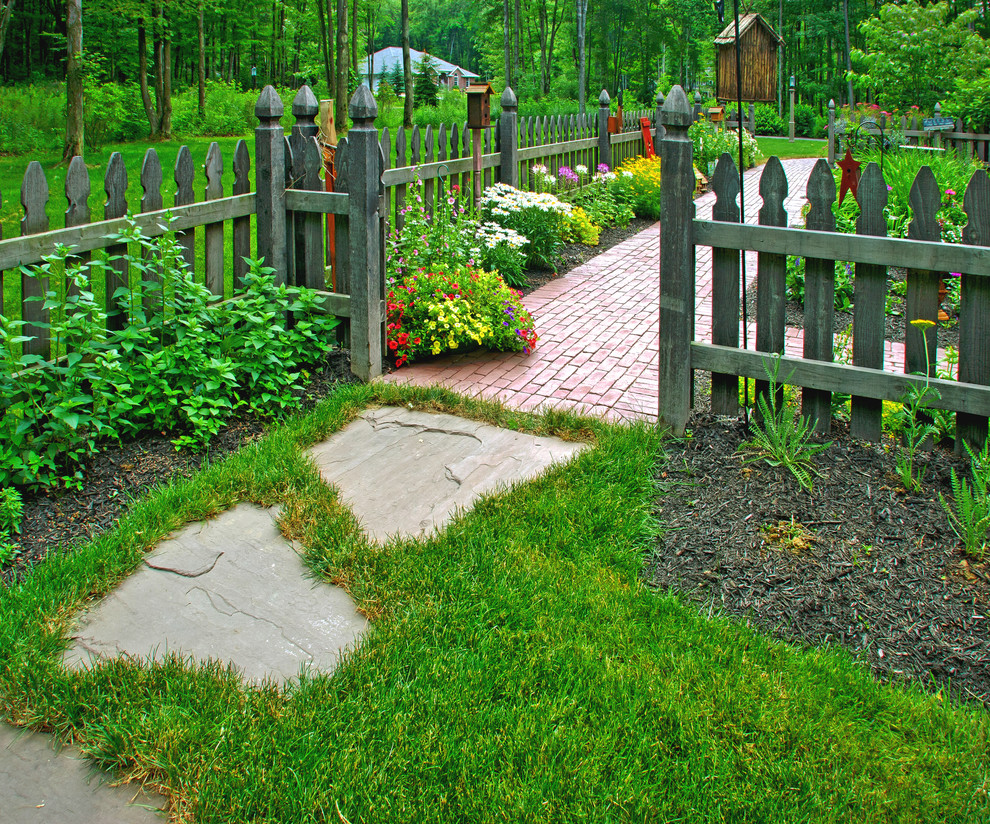 Foto di un giardino country esposto a mezz'ombra di medie dimensioni e davanti casa con un ingresso o sentiero e pavimentazioni in pietra naturale