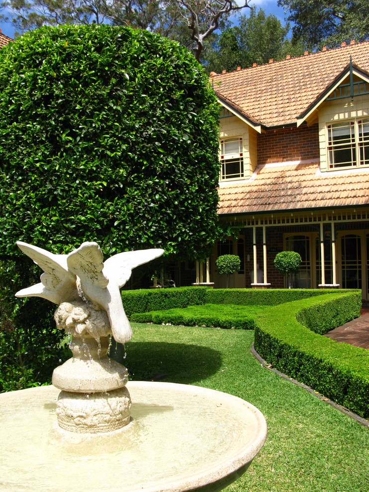 Immagine di un giardino classico davanti casa