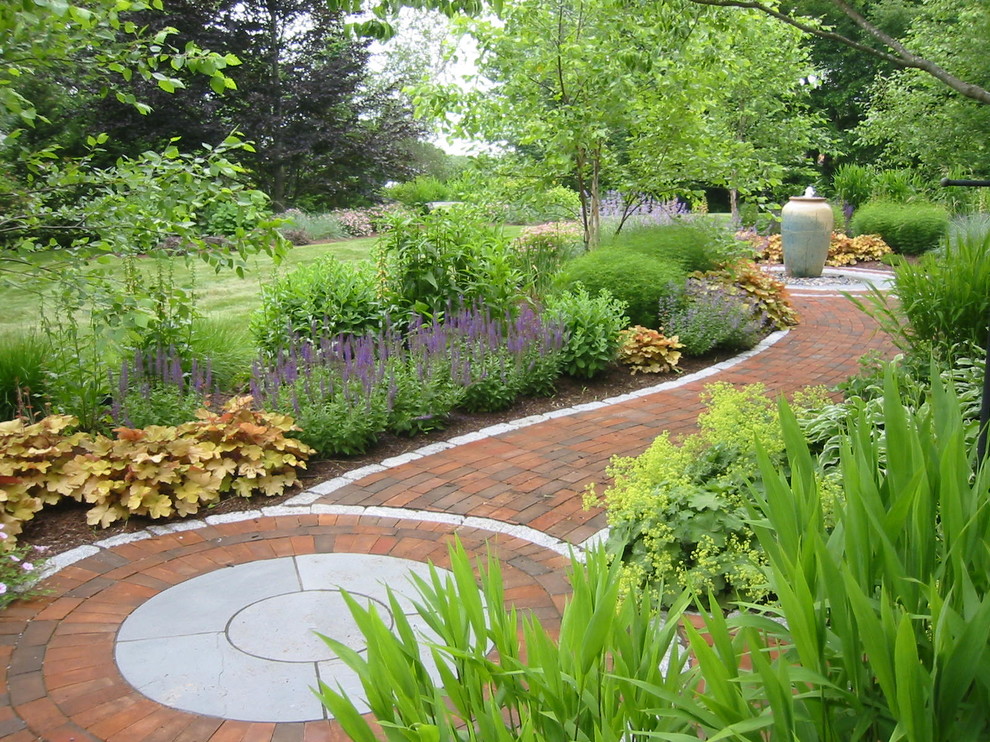 Стильный дизайн: участок и сад среднего размера на переднем дворе в классическом стиле с полуденной тенью и мощением клинкерной брусчаткой - последний тренд
