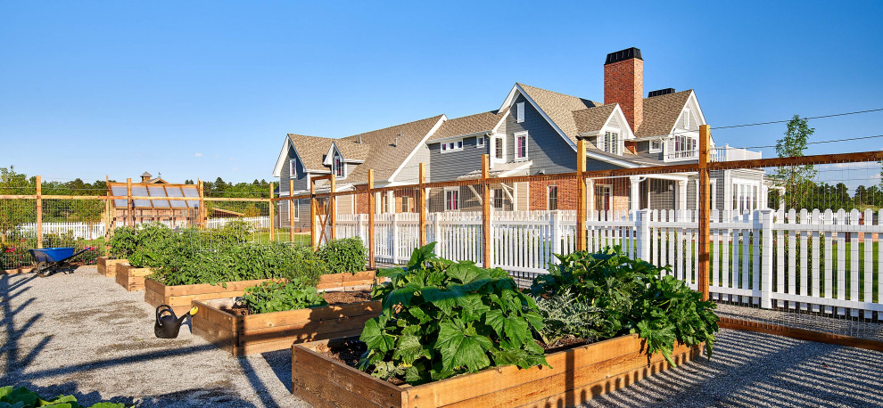 Источник вдохновения для домашнего уюта: летний огород на участке на заднем дворе в классическом стиле с покрытием из гравия