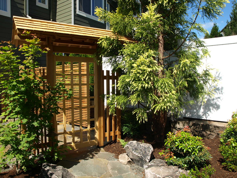 Photo of a small asian courtyard landscaping in Portland.