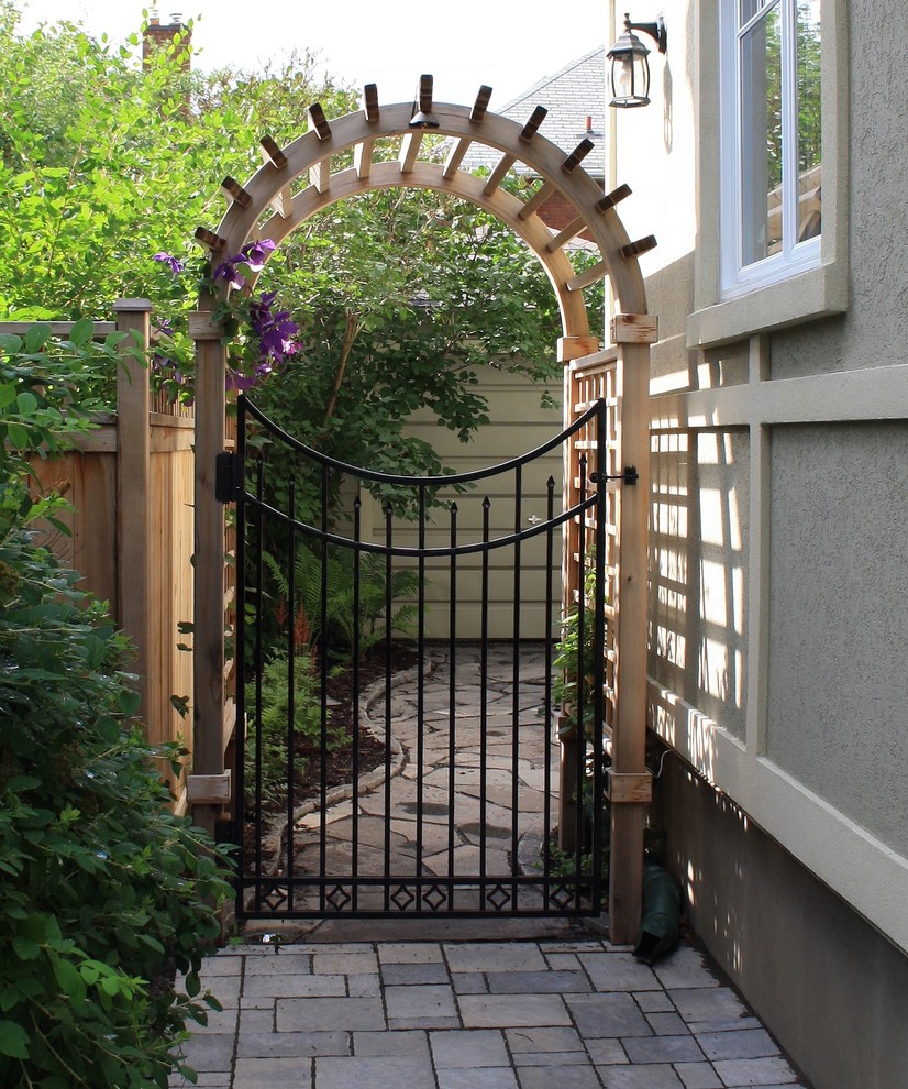 Пример оригинального дизайна: участок и сад на боковом дворе в классическом стиле