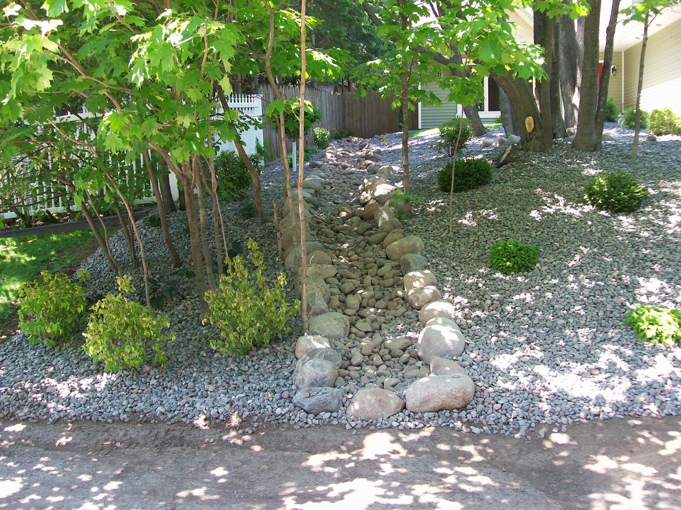 Design ideas for a traditional drought-tolerant hillside landscaping in Minneapolis.