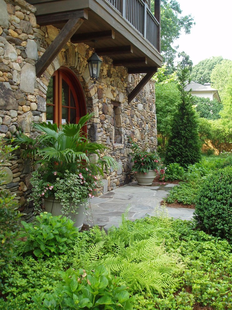 アトランタにあるトラディショナルスタイルのおしゃれな前庭 (天然石敷き) の写真