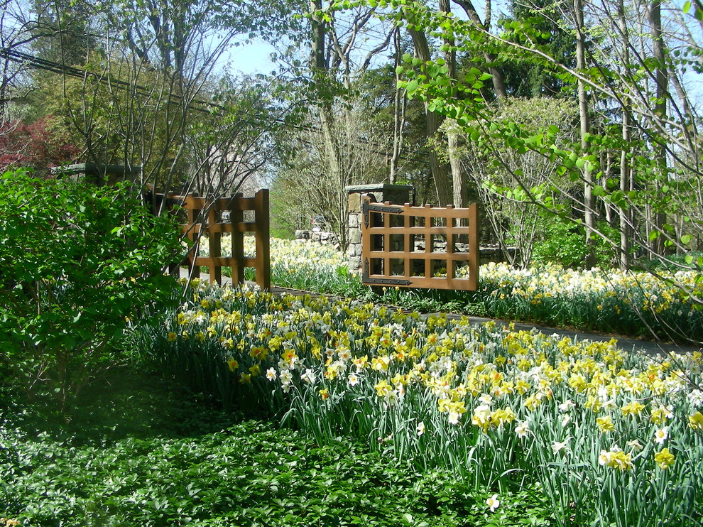 Idée de décoration pour un jardin avant tradition au printemps.