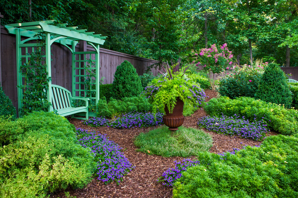 Пример оригинального дизайна: участок и сад на заднем дворе в классическом стиле с мульчированием