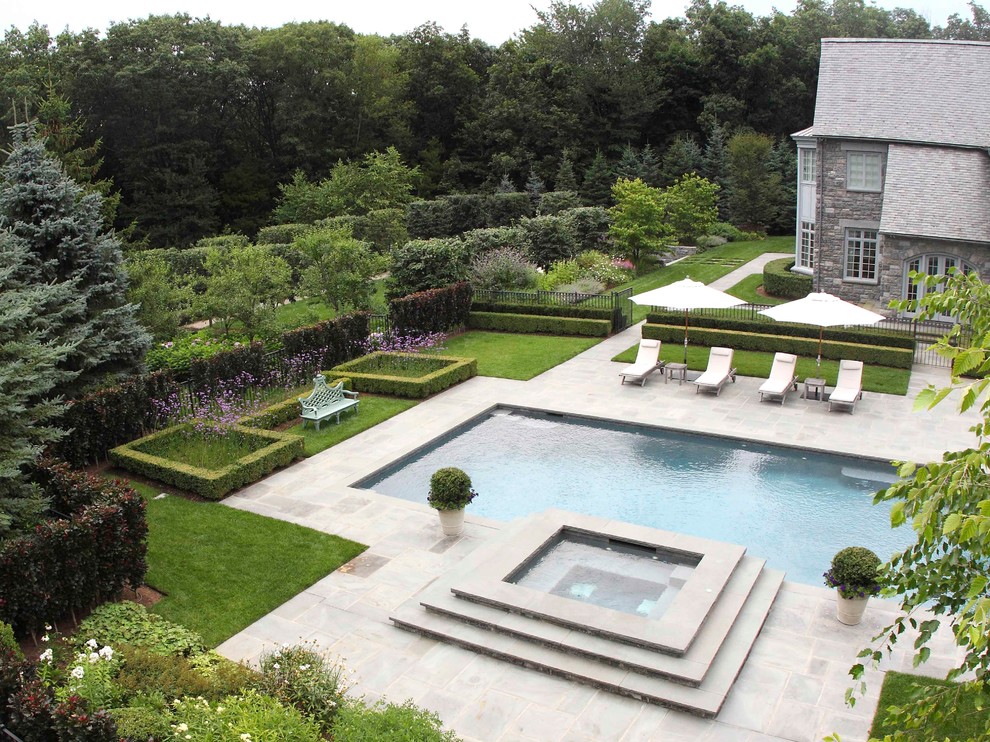 Источник вдохновения для домашнего уюта: огромный регулярный сад на заднем дворе в классическом стиле