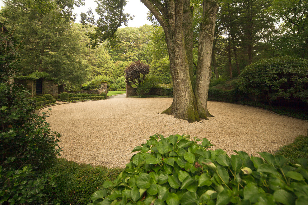 Schattiger Klassischer Garten hinter dem Haus in New York