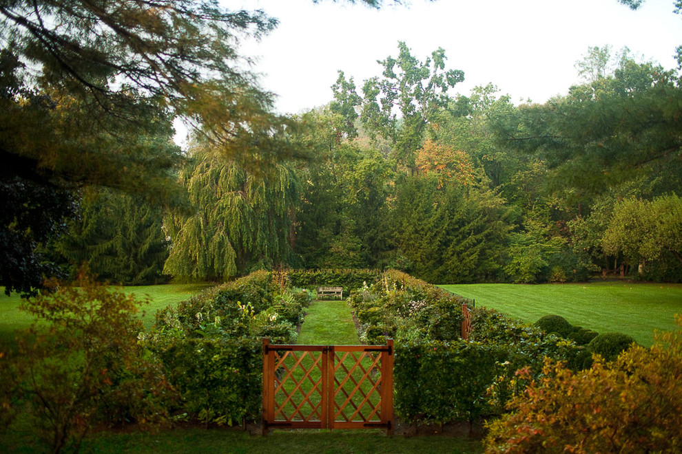 Foto de jardín clásico extra grande en patio trasero