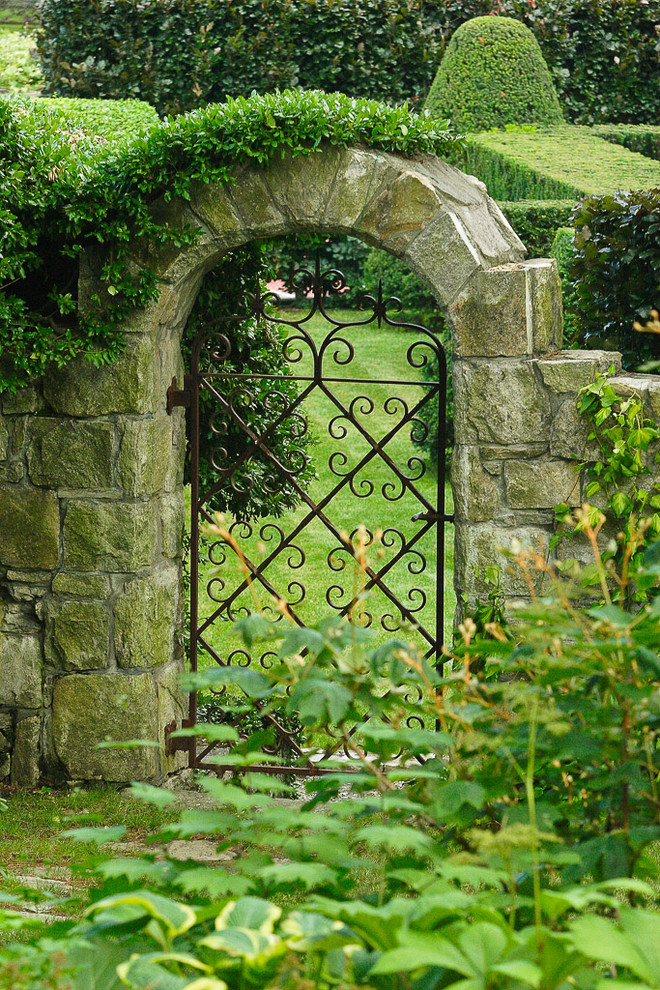Ispirazione per un giardino tradizionale dietro casa con un ingresso o sentiero