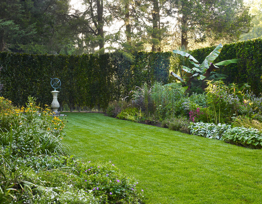 На фото: участок и сад на заднем дворе в классическом стиле с