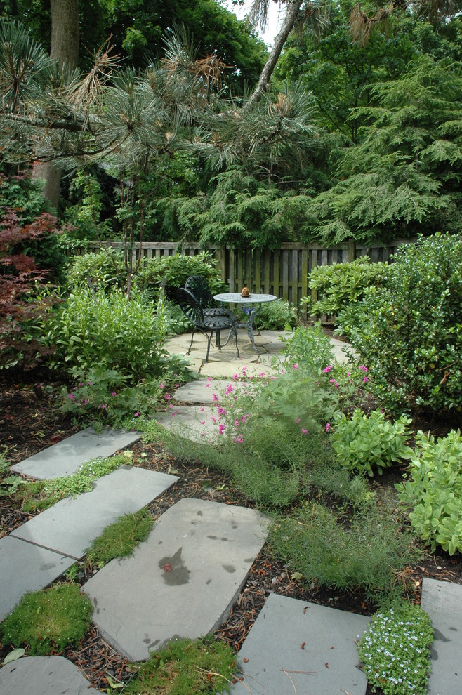 На фото: участок и сад на заднем дворе в классическом стиле с покрытием из каменной брусчатки с
