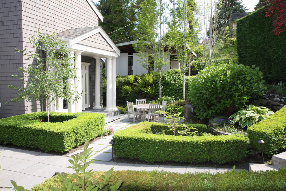 Klassischer Garten hinter dem Haus in Seattle