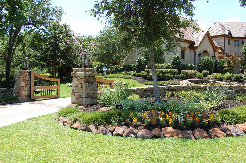 Пример оригинального дизайна: огромный участок и сад на переднем дворе в классическом стиле с подъездной дорогой
