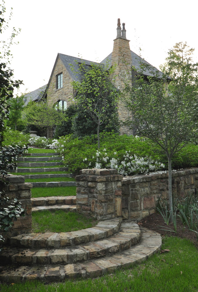 На фото: участок и сад на склоне в классическом стиле с