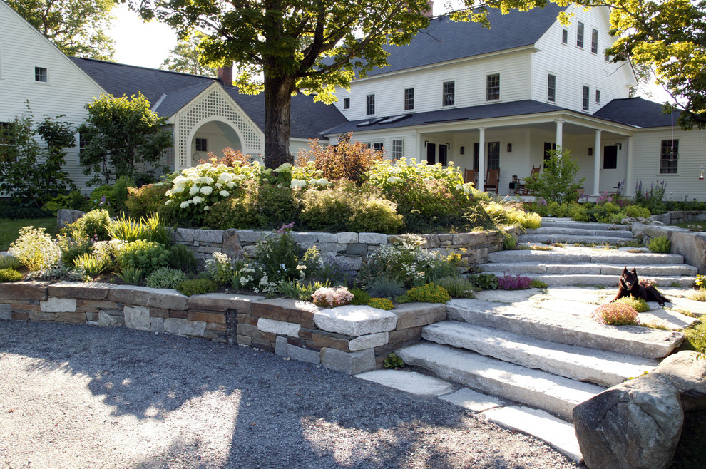 Свежая идея для дизайна: участок и сад на склоне в классическом стиле с полуденной тенью - отличное фото интерьера