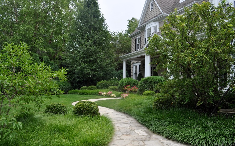 На фото: участок и сад в классическом стиле с покрытием из каменной брусчатки