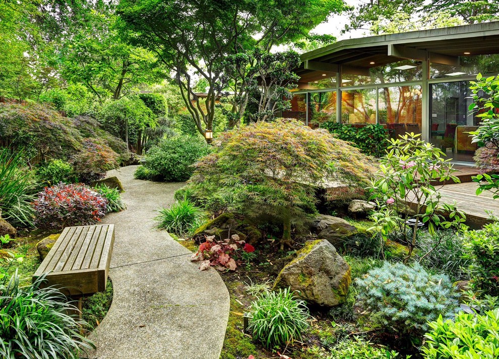 Идея дизайна: регулярный сад на заднем дворе в классическом стиле с садовой дорожкой или калиткой и мощением тротуарной плиткой