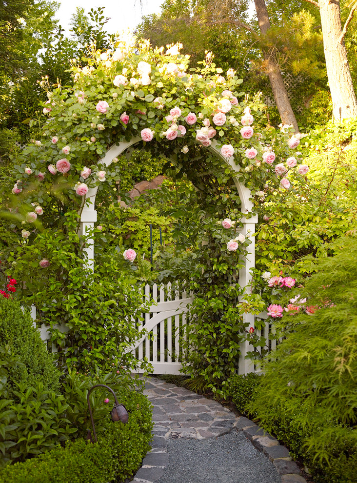 Свежая идея для дизайна: регулярный сад в классическом стиле с садовой дорожкой или калиткой и покрытием из каменной брусчатки - отличное фото интерьера