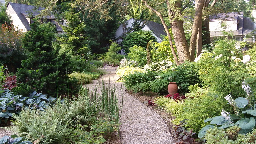 На фото: участок и сад на заднем дворе в классическом стиле с покрытием из гравия с