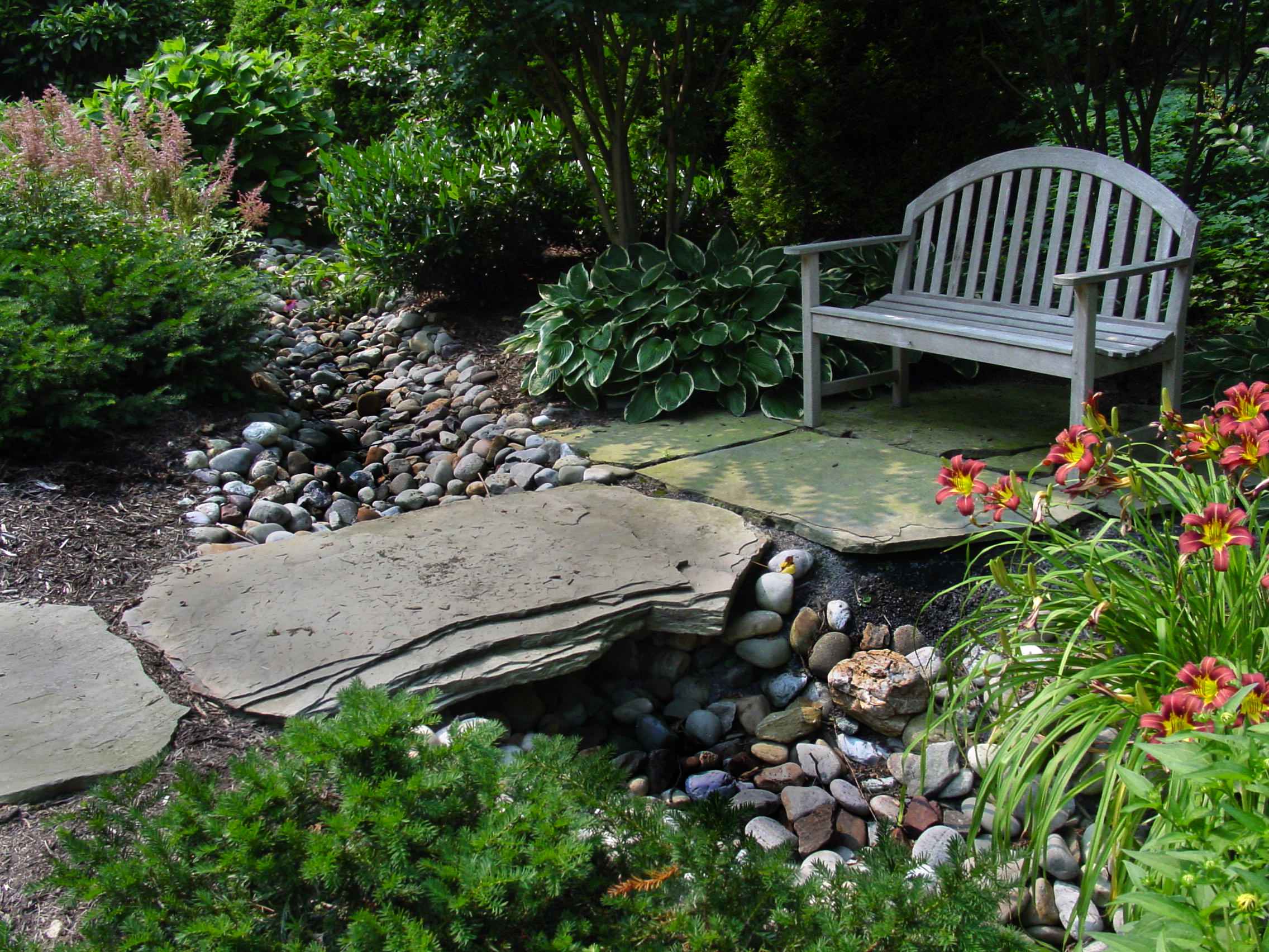 Сухой ручей — фото лучших идей оформления на дачном или садовом участке