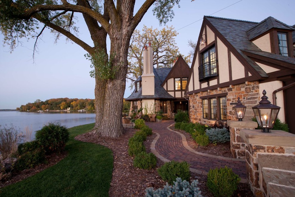 Klassischer Garten neben dem Haus mit Pflastersteinen in Minneapolis