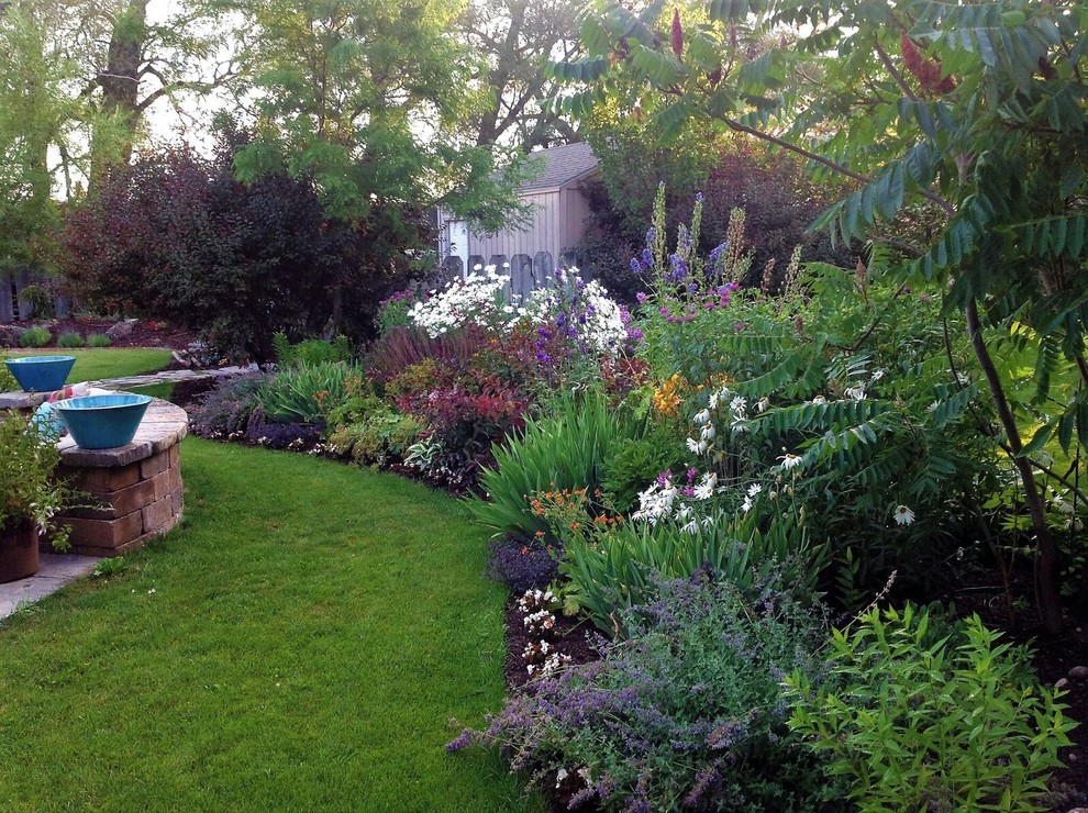 Diseño de camino de jardín clásico de tamaño medio en verano en patio trasero con jardín francés, exposición parcial al sol y mantillo