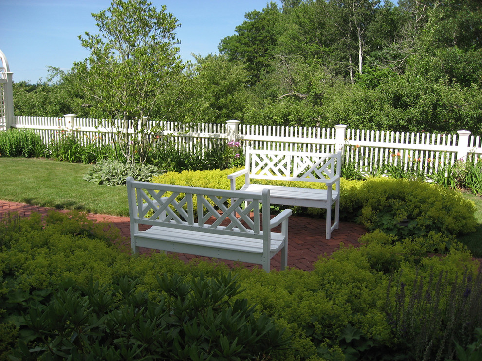 ボストンにあるトラディショナルスタイルのおしゃれな庭 (レンガ敷き、半日向) の写真