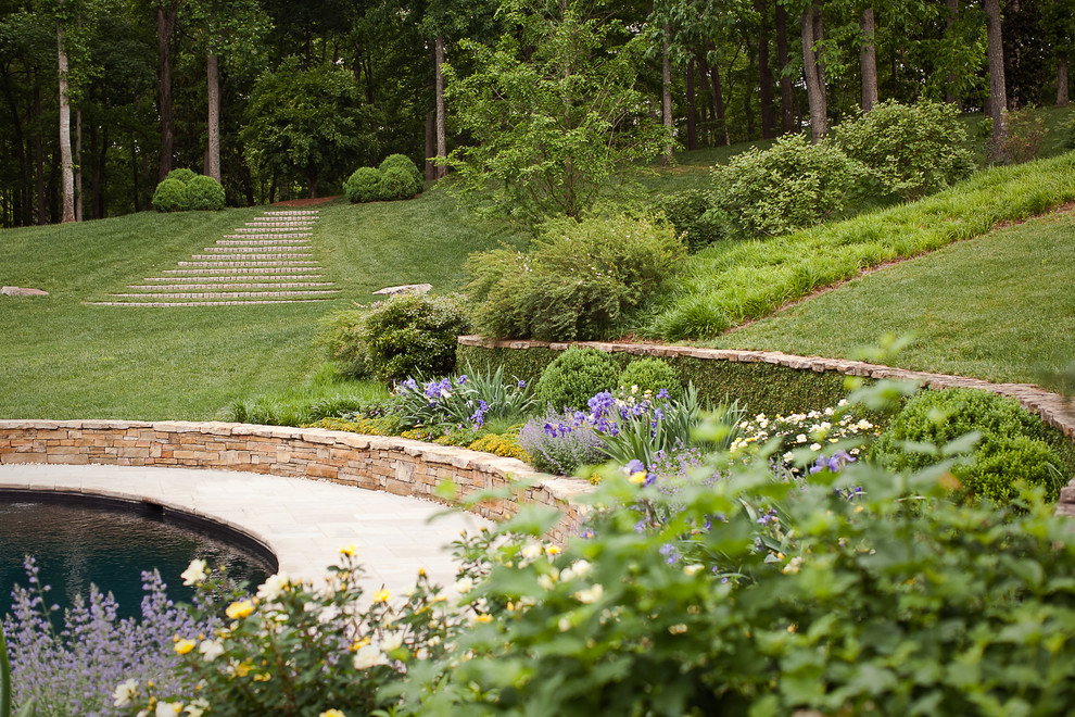 Стильный дизайн: участок и сад на заднем дворе в классическом стиле - последний тренд