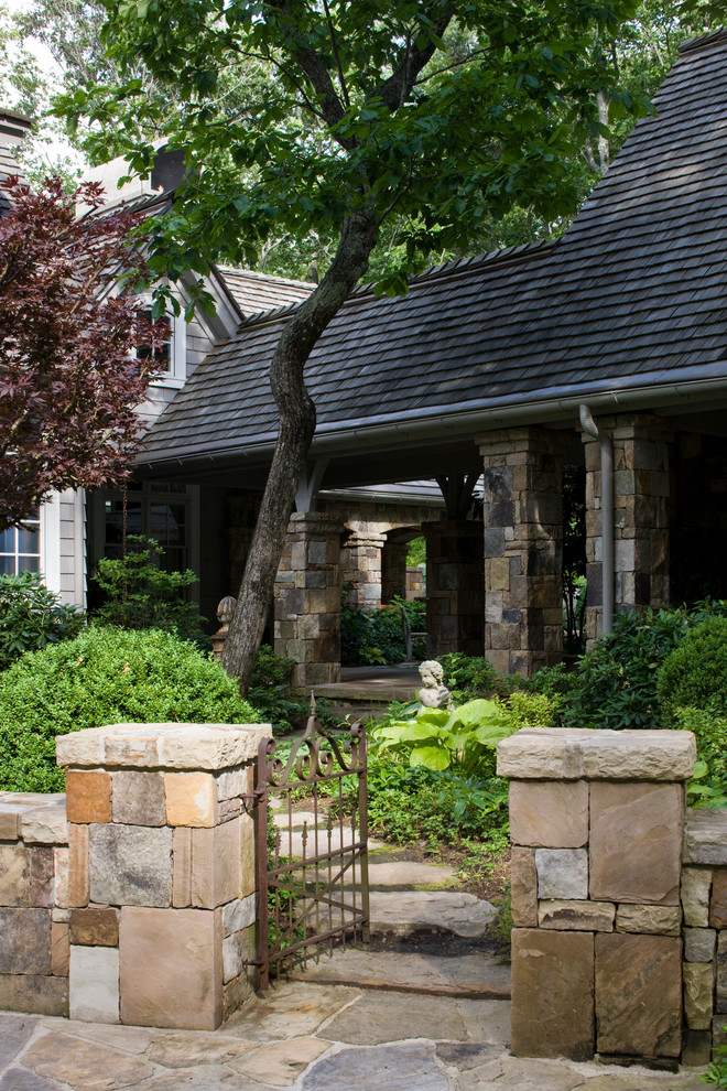 アトランタにあるトラディショナルスタイルのおしゃれな庭 (日陰、天然石敷き、庭への小道) の写真