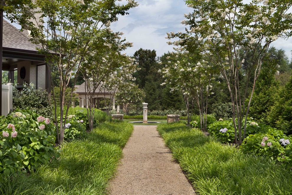ワシントンD.C.にあるシャビーシック調のおしゃれな整形庭園 (庭への小道、砂利舗装) の写真