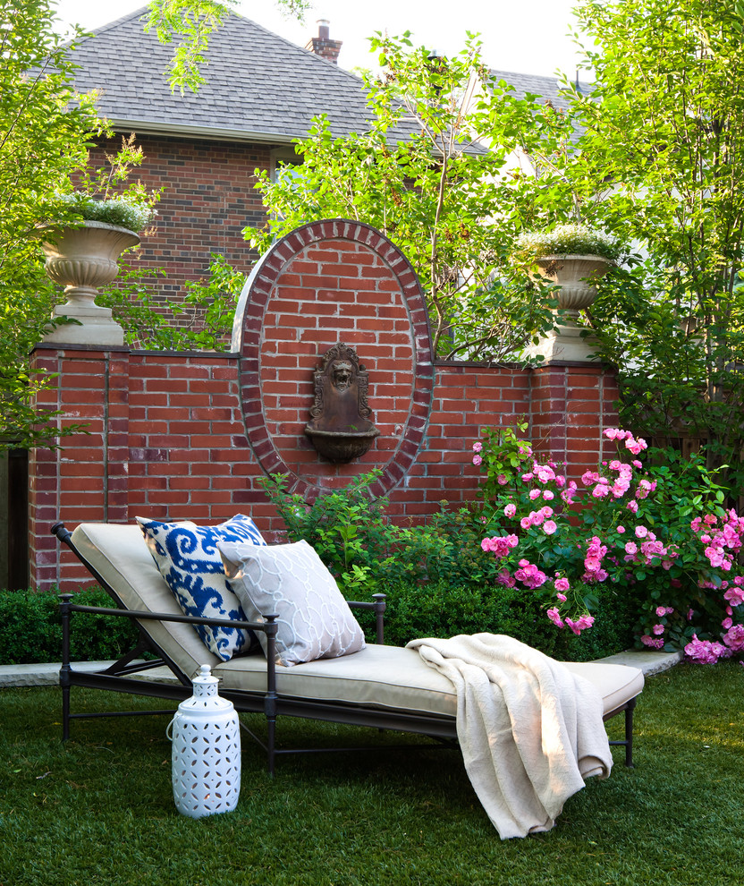 Идея дизайна: летний участок и сад на заднем дворе в классическом стиле