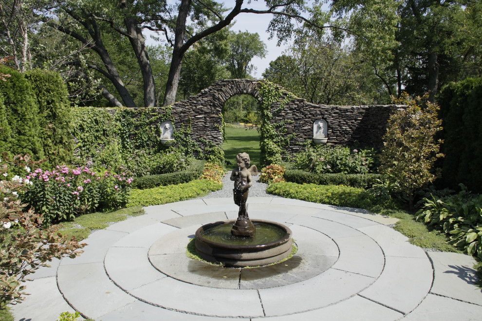 シカゴにあるトラディショナルスタイルのおしゃれな庭の噴水の写真