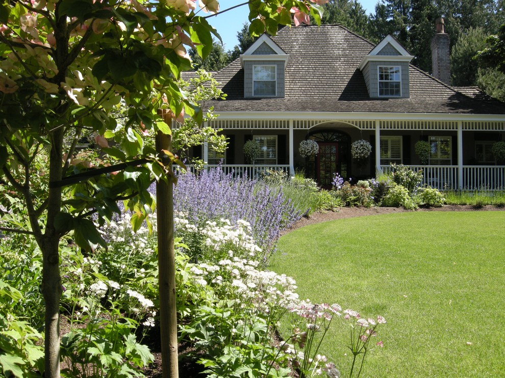 Стильный дизайн: участок и сад на переднем дворе в классическом стиле - последний тренд